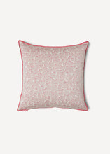 Laden Sie das Bild in den Galerie-Viewer, Oleana Kissen Quilt throw in der Farbe Radical beige