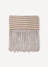 Laden Sie das Bild in den Galerie-Viewer, Oleana Jaunty jewel throw in der Farbe Soft Beige