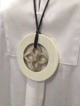 Laden Sie das Bild in den Galerie-Viewer, LEMAI Anhänger in Weiß