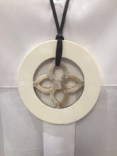 Laden Sie das Bild in den Galerie-Viewer, LEMAI Anhänger in Weiß