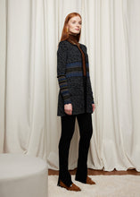 Laden Sie das Bild in den Galerie-Viewer, Oleana Silk road Long Cardigan in Schwarz