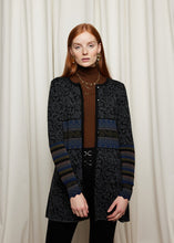 Laden Sie das Bild in den Galerie-Viewer, Oleana Silk road Long Cardigan in Schwarz