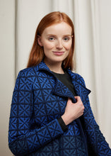 Laden Sie das Bild in den Galerie-Viewer, Oleana Portugal Long Cardigan in Blau