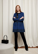 Laden Sie das Bild in den Galerie-Viewer, Oleana Portugal Long Cardigan in Blau