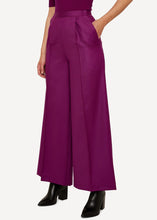 Laden Sie das Bild in den Galerie-Viewer, Oleana Monocrhome motif Hose aus reiner Merinowollstoff in der Farbe deep phlox