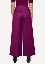 Laden Sie das Bild in den Galerie-Viewer, Oleana Monocrhome motif Hose aus reiner Merinowollstoff in der Farbe deep phlox