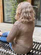 Laden Sie das Bild in den Galerie-Viewer, Hubert Gasser Sommerpullover mit groben Maschen in der Farbe Taupe