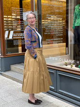Laden Sie das Bild in den Galerie-Viewer, Oleana Memento Cardigan - brown on blue