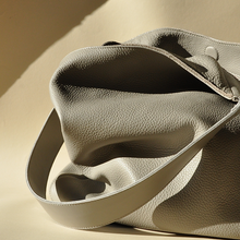 Laden Sie das Bild in den Galerie-Viewer, TIEFENBACHER LEHMANN Shopper in Taupe mit Silber Karabiner