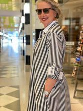 Laden Sie das Bild in den Galerie-Viewer, Hubert Gasser Hemdblusenkleid mit Streifen