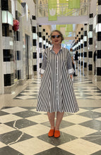 Laden Sie das Bild in den Galerie-Viewer, Hemdblusenkleid von HUBERT GASSER in Schwarz und Weiss