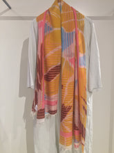 Laden Sie das Bild in den Galerie-Viewer, Friendly Hunting felted Cashmere Stole in Design Vanilla Sky