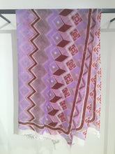 Laden Sie das Bild in den Galerie-Viewer, Friendly Hunting felted Cashmere Stole in Design Medina in der Farbe Mauve