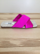 Laden Sie das Bild in den Galerie-Viewer, PAO Pantolette mit überkreuzten Riemen aus Satin in der Farbe Fuchsia