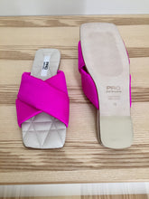 Laden Sie das Bild in den Galerie-Viewer, PAO Pantolette mit überkreuzten Riemen aus Satin in der Farbe Fuchsia