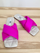 Laden Sie das Bild in den Galerie-Viewer, PAO Pantolette mit überkreuzten Riemen aus Satin in der Farbe Fuchsia