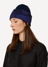 Laden Sie das Bild in den Galerie-Viewer, Oleana Brilliant botany Beanie