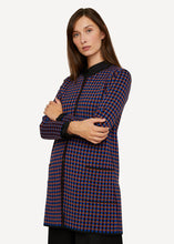 Laden Sie das Bild in den Galerie-Viewer, Oleana Gingham graph Long Cardigan in der Farbe Cherry Black