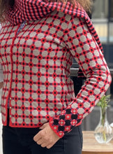 Laden Sie das Bild in den Galerie-Viewer, Oleana Pattern Paper Cardigan in Vermillion Sand