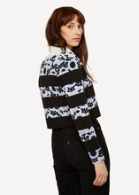 Laden Sie das Bild in den Galerie-Viewer, Oleana Darling buds Cropped Cardigan in Porcelain blue