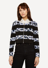 Laden Sie das Bild in den Galerie-Viewer, Oleana Darling buds Cropped Cardigan in Porcelain blue