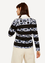Laden Sie das Bild in den Galerie-Viewer, Oleana Darling buds Cardigan in Porcelain blue