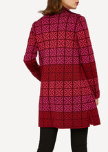 Laden Sie das Bild in den Galerie-Viewer, Oleana Portugal Long Cardigan in Rot und Pink