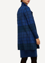 Laden Sie das Bild in den Galerie-Viewer, Oleana Portugal Long Cardigan in Blau