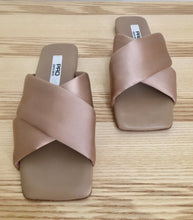 Laden Sie das Bild in den Galerie-Viewer, PAO Pantolette mit überkreuzten Riemen aus Satin in der Farbe Haso Beige