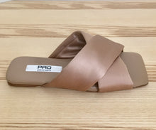 Laden Sie das Bild in den Galerie-Viewer, PAO Pantolette mit überkreuzten Riemen aus Satin in der Farbe Haso Beige