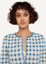 Laden Sie das Bild in den Galerie-Viewer, Oleana Pattern Paper Cardigan in der Farbe Cloudy