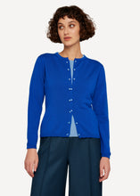 Laden Sie das Bild in den Galerie-Viewer, Neue Farbe! Oleana Carbon copy Cardigan in der Farbe pure Ultramarine