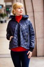 Laden Sie das Bild in den Galerie-Viewer, NARCISA Steppjacke EEDI in Dunkelblau
