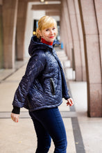 Laden Sie das Bild in den Galerie-Viewer, NARCISA Steppjacke EEDI in Dunkelblau