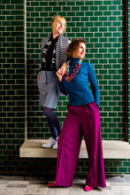 Laden Sie das Bild in den Galerie-Viewer, Oleana Monocrhome motif Hose aus reiner Merinowollstoff in der Farbe deep phlox