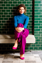 Laden Sie das Bild in den Galerie-Viewer, Oleana Monocrhome motif Hose aus reiner Merinowollstoff in der Farbe deep phlox