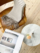 Laden Sie das Bild in den Galerie-Viewer, Oleana Jaunty jewel throw in der Farbe Soft Beige