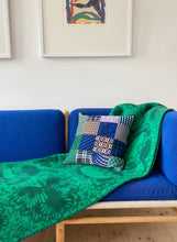 Laden Sie das Bild in den Galerie-Viewer, Oleana Kissen Quilt throw in der Farbe Bluberry green