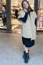 Laden Sie das Bild in den Galerie-Viewer, Steppweste von MaxMara Leisure in Golden beige