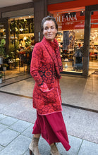 Laden Sie das Bild in den Galerie-Viewer, Oleana Long Cardigan Marit in Rot