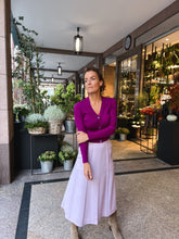 Laden Sie das Bild in den Galerie-Viewer, Oleana Collector´s Cardigan in Deep phlox