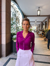 Laden Sie das Bild in den Galerie-Viewer, Oleana Collector´s Cardigan in Deep phlox