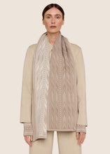 Laden Sie das Bild in den Galerie-Viewer, OLEANA Schal Tapestry in der Farbe Pale umber
