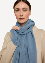 Laden Sie das Bild in den Galerie-Viewer, OLEANA Melderskin Schal in der Farbe Glimmering Fjord
