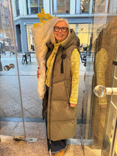 Laden Sie das Bild in den Galerie-Viewer, Lange Daunenweste von HEYER in der Farbe Khaki
