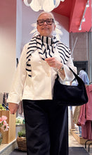 Laden Sie das Bild in den Galerie-Viewer, Limitiert- Dreieckstuch klein aus Cashmere in Streifen blau und weiss
