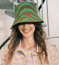 Laden Sie das Bild in den Galerie-Viewer, Bucket hat Nancy von Mantero 1902
