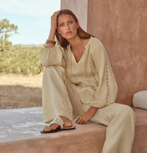Laden Sie das Bild in den Galerie-Viewer, Sommerbluse von HEMISPHERE Cashmere in Summer yellow
