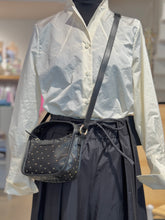 Laden Sie das Bild in den Galerie-Viewer, TIEFENBACHER LEHMANN Tasche  Brioche Mini Schwarz mit Nieten
