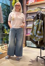 Laden Sie das Bild in den Galerie-Viewer, Hose cropped in Denim von NIU

